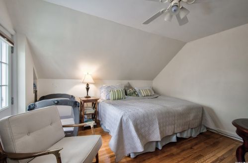 18 Surrey Rd, New Hyde Park NY  11040-2036 exterior