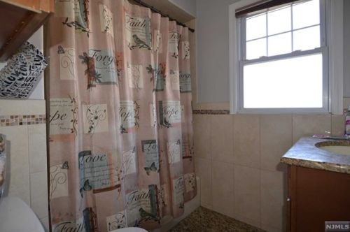 195 Oak St, Teaneck NJ  07666-3848 exterior