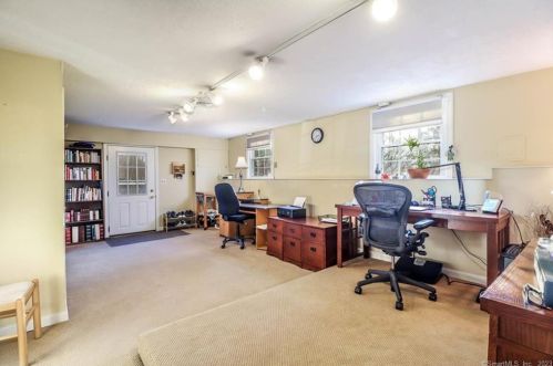 33 Sunset Hill Rd, Brookfield Center CT  06804-3448 exterior