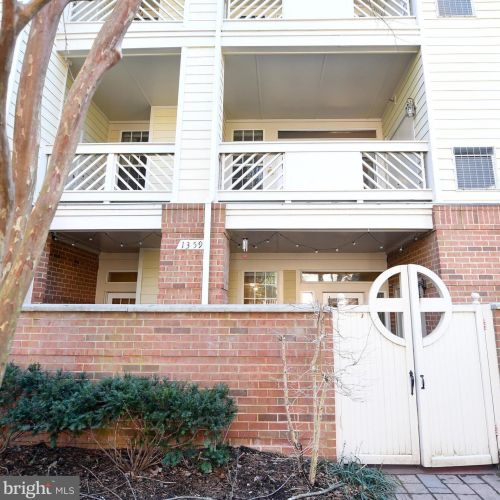 1359 Garden Wall Cir, Herndon, VA 20194-1979