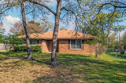 104 Sand Oak Dr, Rockdale, TX 76567-5286