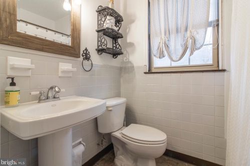 1611 Buttonwood Rd, Flourtown PA  19031-2202 exterior