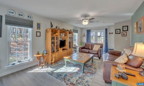 328 Jefferson Dr, Bybee, VA 22963-2704