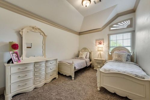 9427 Vis Cir, Irving TX  75063-5064 exterior