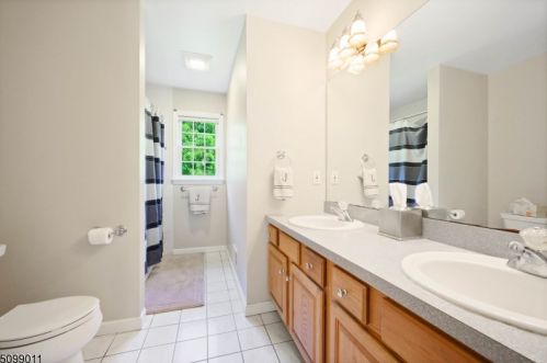 12 Stacey Ct, Sparta NJ  07871-1000 exterior