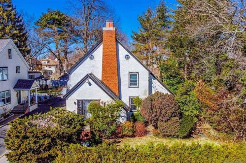 81 Grace Ave, Great Neck, NY 11021-1437