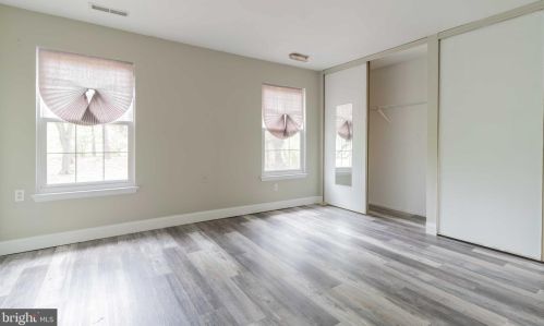 21 Kelly Dr, West Deptford NJ  08096-6711 exterior