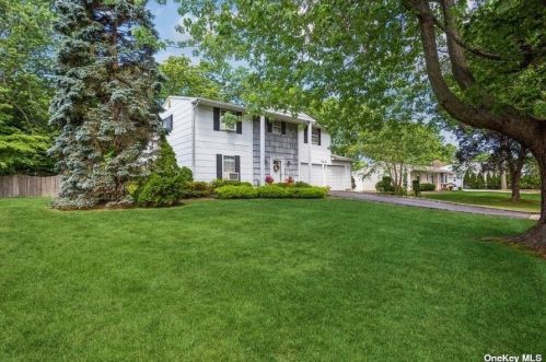 32 Autumn Dr, Mount Sinai, NY 11766-2303