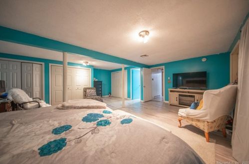 22 Devonshire Dr, Waterford CT  06385-1702 exterior