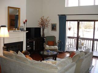 10 Hearthstone Dr, Brookfield Center, CT 06804-3003