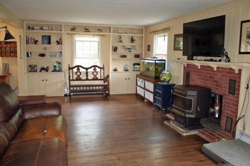 748 Church St, Amston, CT 06231-1632
