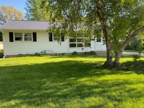 611 Belshire Dr, Chenequa, WI 53029-1801