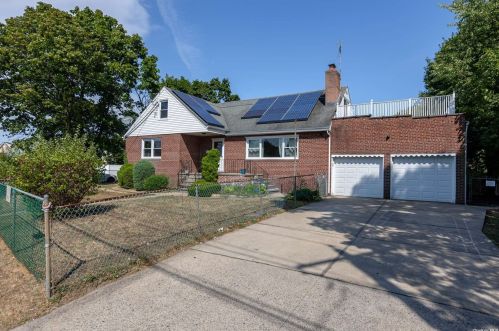 516 Straight Path, North Lindenhurst, NY 11757-2416