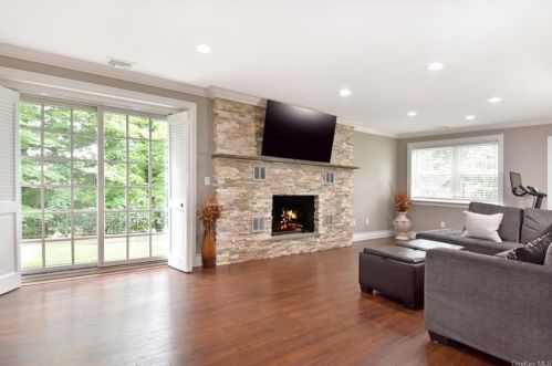 905 Split Rock Rd, New Rochelle, NY 10803-3109