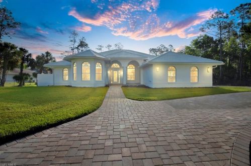 1520 Oakes Blvd, Naples, FL 34119-8653