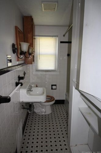 2071 Main St, Coventry CT  06238-2051 exterior