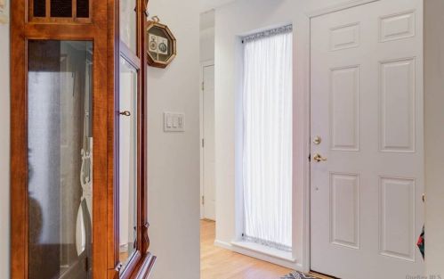 208 Carriage Ln, Hicksville, NY 11803-1535