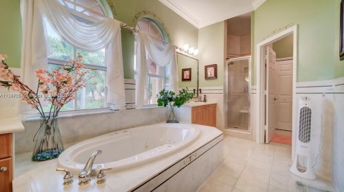 15963 79th Pl, Hialeah FL  33016-6647 exterior