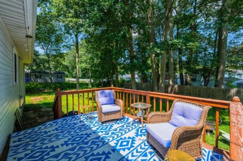 64 Laurelwood Rd, Groton CT  06340-4206 exterior