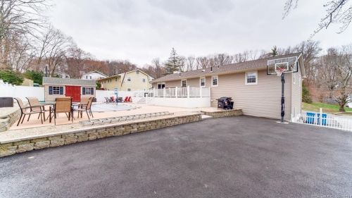 141 Stoddard Rd, Waterbury, CT 06708-1867