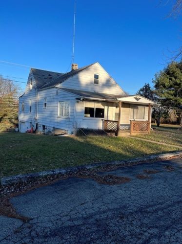 4048 7th St, New Kensington, PA 15068-5154
