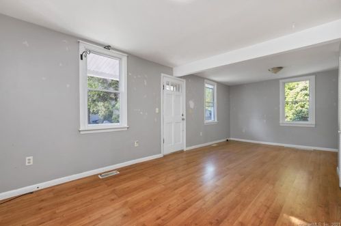 15 Lexington Ave, Norwich, CT 06360-5333