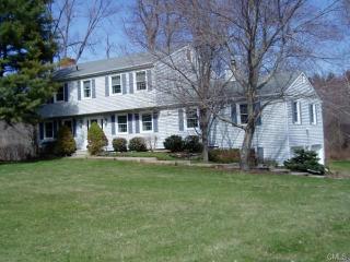 16 Kellogg St, Bethel, CT 06801-1638