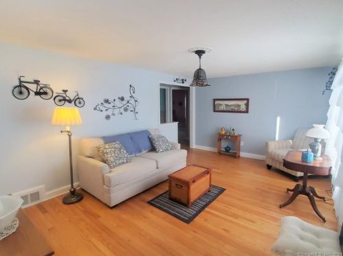 15 Newton Ave, Plainville, CT 06062-2801