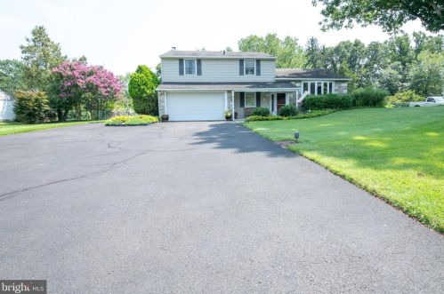 213 Marmic Dr, Southampton, PA 18966-1727