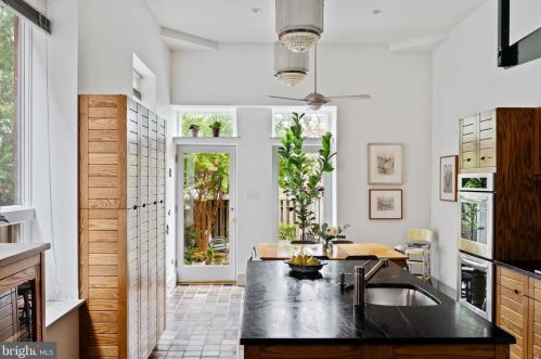 1708 Green St, Philadelphia PA 19130-7023 exterior