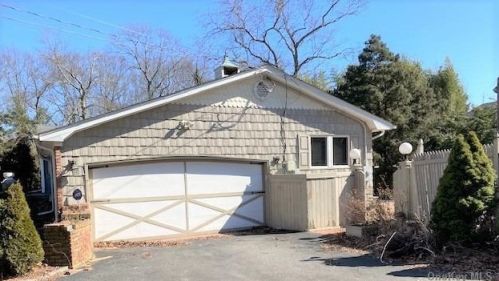 6 Beverly Rd, Oakdale, NY 11769-1955