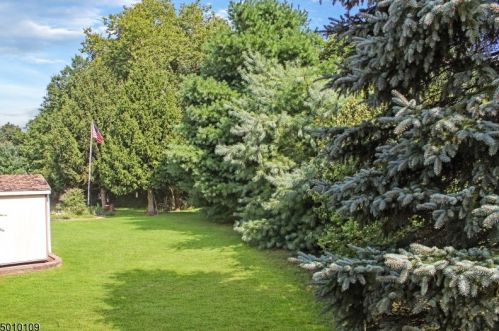 7 Dawn Dr, Belvidere NJ  07823-2844 exterior