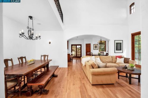 10 La Madronal, Orinda, CA 94563-2124