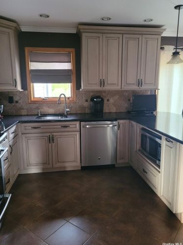 54 Oleeta Rd, Mount Sinai NY  11766-2507 exterior