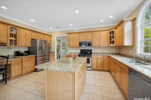 81 Stoothoff Rd, Elwood NY  11731-3917 exterior