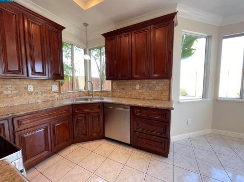 1870 Summerfield Ct, Oakley, CA 94561-3074