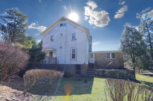 1119 Lux Rd, Jeannette, PA 15644-4523