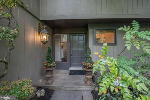 224 Broughton Ln, Ithan, PA 19085-1914
