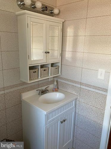 2104 Borbeck Ave, Philadelphia PA 19111-3105 exterior