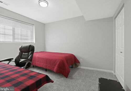 8806 Howland Pl, Bristow VA  20136-5708 exterior