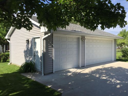 9712 Eden Pl, Milwaukee, WI 53228-1338