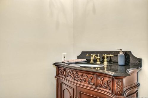 323 Smith Ridge Rd, New Canaan CT  06840-3625 exterior
