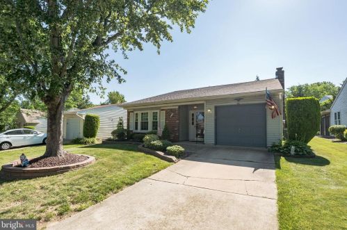 16 Meadowwood Ct, Columbus, NJ 08022-1026