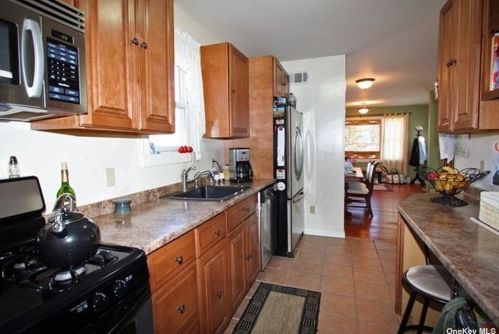 77 Waterside Ave, Northport NY  11768-2149 exterior