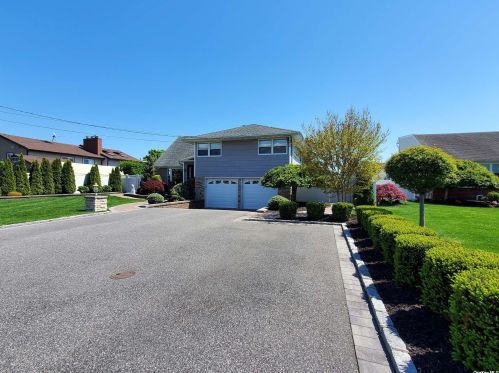 512 Avon Pl, West Islip NY  11795-4702 exterior
