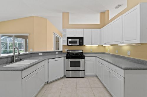 1698 Mockingbird Dr, Fort Pierce FL  34986-2045 exterior