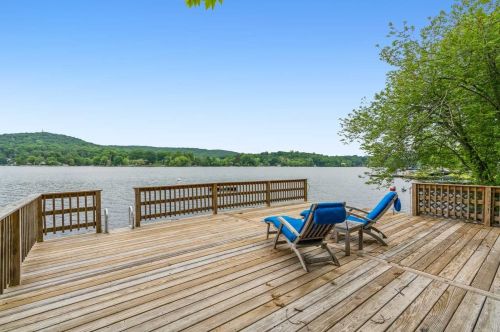 178 Shore Dr, Tompkins Corners, NY 10579-1935