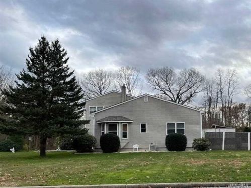 6 Jamie St, Panamoka NY  11961-3120 exterior