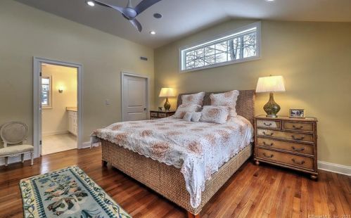 5 Weatherbell Dr, Norwalk CT 06851-1411 exterior