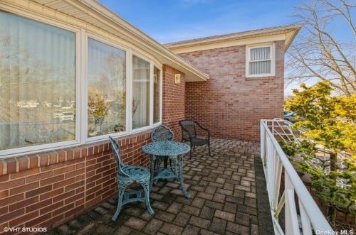3882 Ralph St, Seaford, NY 11783-1740